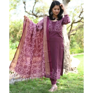 Makes an enticing appearance at traditional events by wearing this handloom cotton kurta pant and khadi silk Dupatta set.-XXL