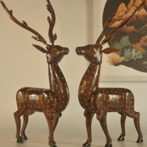 Artisan Wooden Deer Set: Exquisite Home Decor