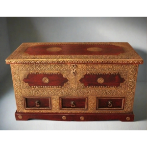 Vintage Wooden Trunk with Brass Fittings - A Sturdy and Stylish Storage Solution