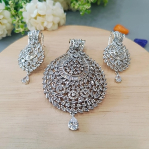 Ad Nora pendant set