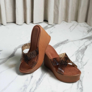 THE SHORT CROSS PLATFORM HEEL SANDALS-Brown