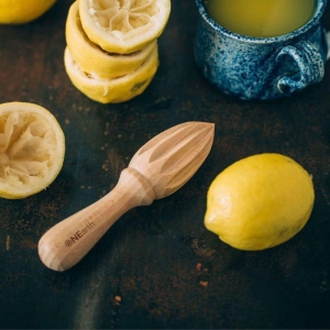 wooden-hand-juicer