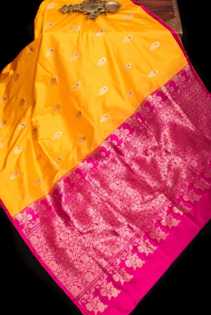 borderless-banarasi-katan-silk-saree-with-contrasting-meenakari-zari-butta-blouse-and-pallu-and-contrast-pallu-silk-mark-certified