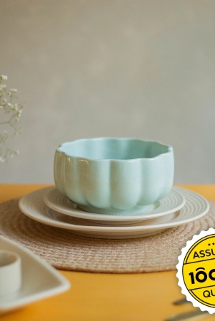 scalloped-ceramic-serving-bowl-marine-blue