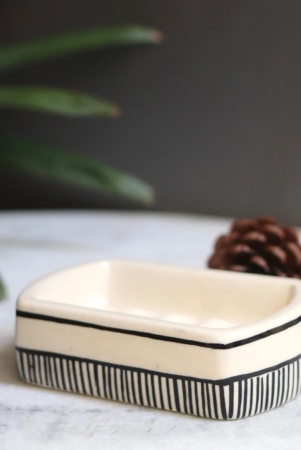 black-lined-soap-dish