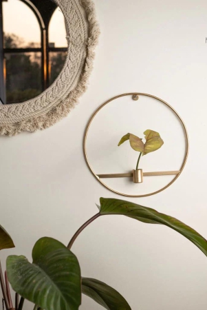 minimalistic-wall-flower-candle-holders