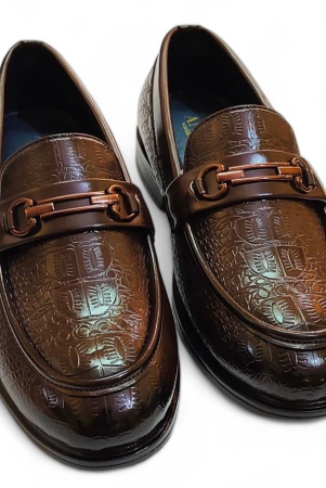 styled-feet-textured-slip-on-brown-loafers-10