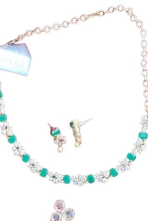 stunning-emerald-and-diamond-necklace-set-in-gold