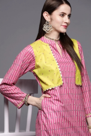 women-pink-velvet-kurta-with-palazzos