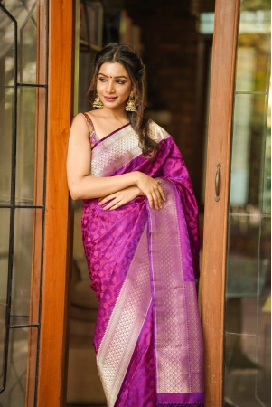 purple-exquisite-tanchoi-floral-banarasi-saree-in-pure-silk-satin-with-zari-detailing-silk-mark-certified