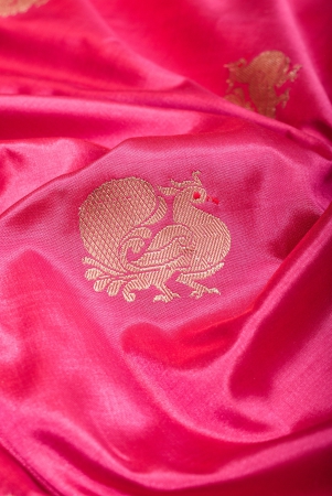 peacock-butta-shikaargah-banarasi-saree-in-pink-dual-tone-and-red-silk-mark-certified