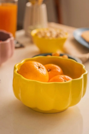 scalloped-ceramic-serving-bowl-yellow