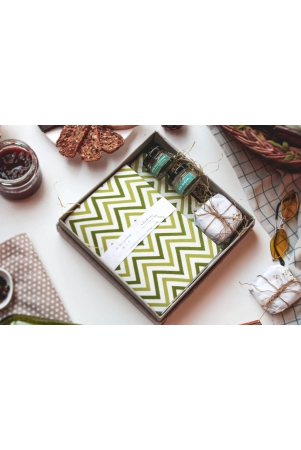 sustainable-wellness-hamper-for-all-by-ekatra-green-chevron