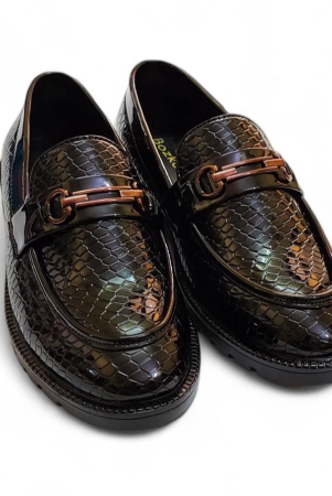 styled-feet-black-full-textured-loafer-10