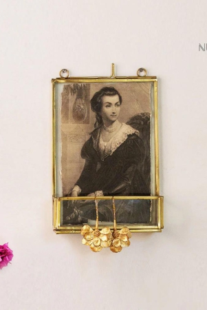 almirah-brass-frame