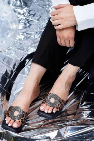 flat-sandal-with-front-strap-and-rhinestone-detailing-black