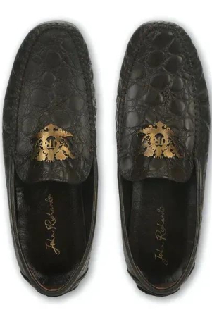 men-brown-croc-skin-patterned-driver-shoes-with-filigree-logo-7