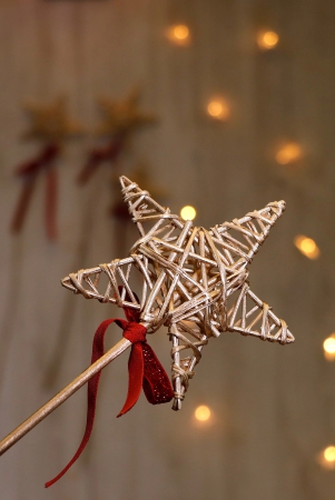 wooden-chooral-star-wands-christmas-decor-