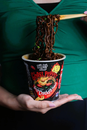 daebak-ghost-pepper-spicy-chicken-flavour-dry-black-instant-noodles-cup-plastic-black-cup