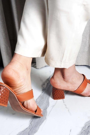 one-must-have-easy-to-wear-sandal-tan