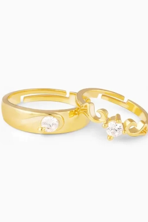 golden-glowing-in-love-couple-rings