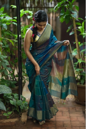 pre-order-peacock-green-ombre-handwoven-zari-stripes-maheshwari-silk-cotton-saree