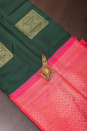 bottle-green-borderless-kanjivaram-soft-silk-saree-with-square-motifs-and-contrast-pallu-silk-mark-certified