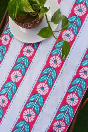 flower-line-table-runner