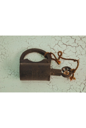 vintage-round-shape-hand-crafted-screw-type-iron-padlock-with-a-key-isolated