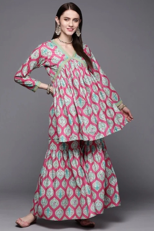 women-pink-ethnic-motifs-velvet-kurta-with-sharara