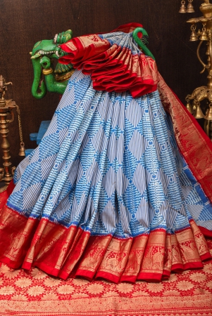 blue-and-white-base-ikkat-optical-illusion-design-patola-with-kanjivaram-pure-silk-fusion-saree-and-contrast-red-border-silk-mark-certified