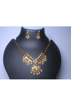 pearl-and-gold-necklace-set-with-intricate-detailing