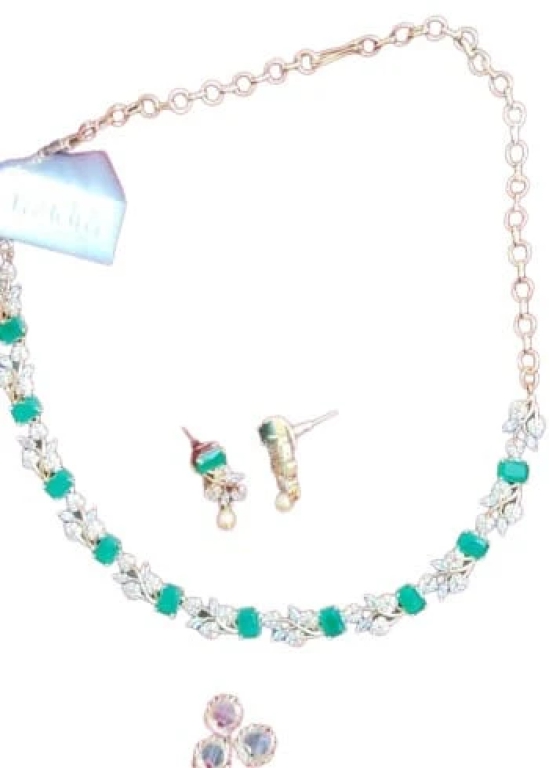 Stunning Emerald and Diamond Necklace Set in Gold