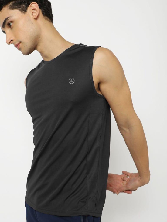 Men Black Textured Sleeveless Sports T-shirt