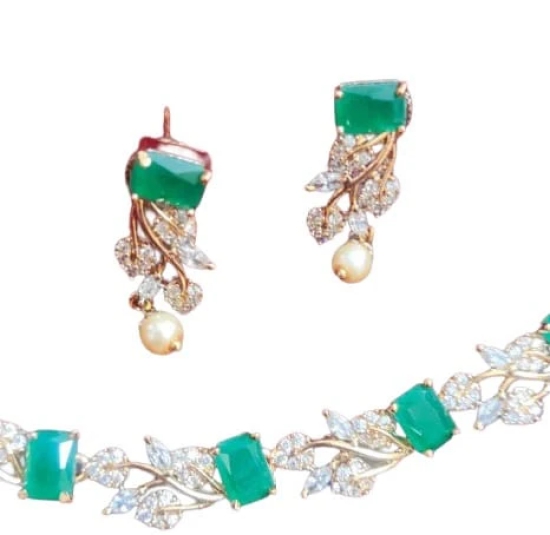 Stunning Emerald and Diamond Necklace Set in Gold