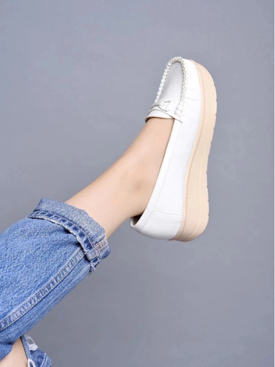 Shoetopia White Womens Loafers - None