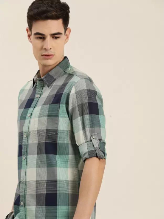 Men Regular Fit Checkered Spread Collar Casual Shirt