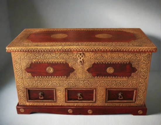 Vintage Wooden Trunk with Brass Fittings - A Sturdy and Stylish Storage Solution