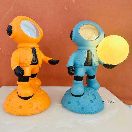 Astronaut Holding Moon-Blue / Polyresin / H: 13 | L: 7.5 | W: 7 (lnch)