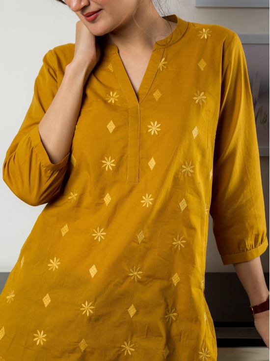 Oorja Embroidered Tunic-M