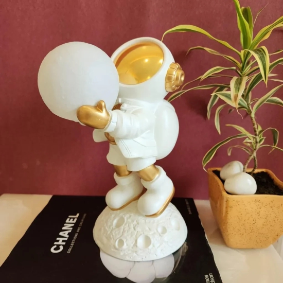 Astronaut Holding Moon-White / Polyresin / H: 14 | L: 7.5 | W: 5 (Inch)