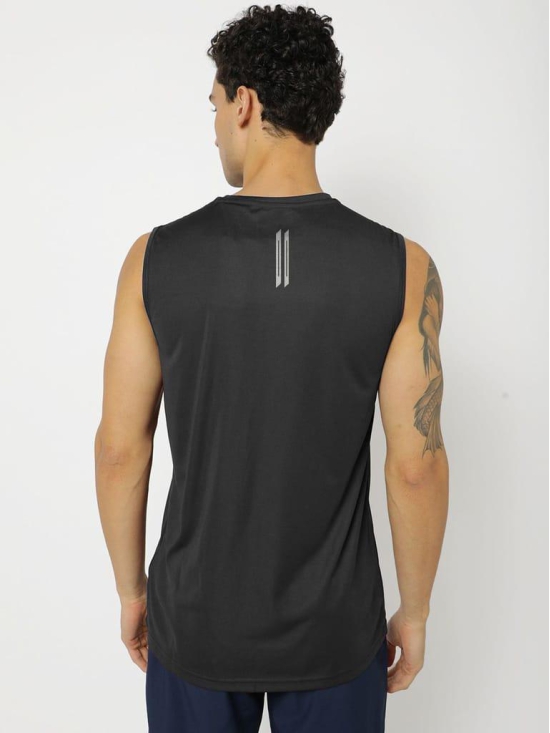 Men Black Textured Sleeveless Sports T-shirt