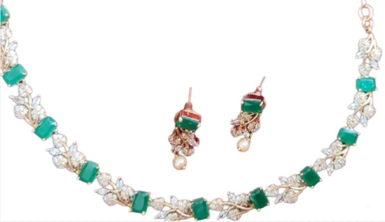 Stunning Emerald and Diamond Necklace Set in Gold