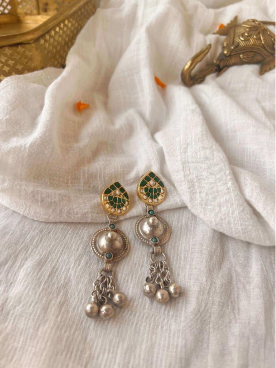 Daiwika dual tone silver earring with kundan