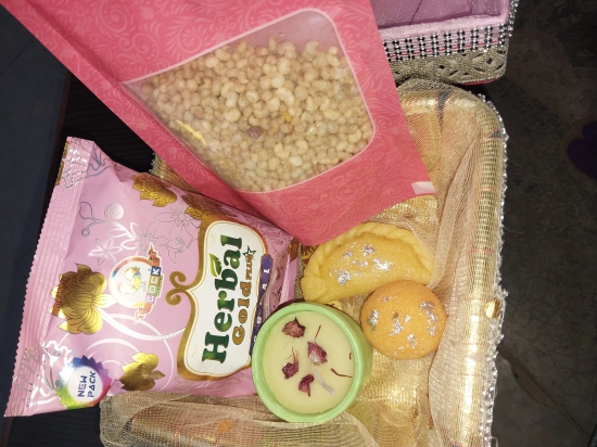 PRERUP customized gift holi hamper4