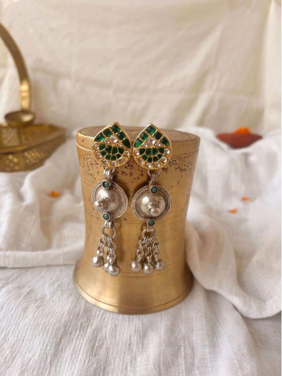 Daiwika dual tone silver earring with kundan