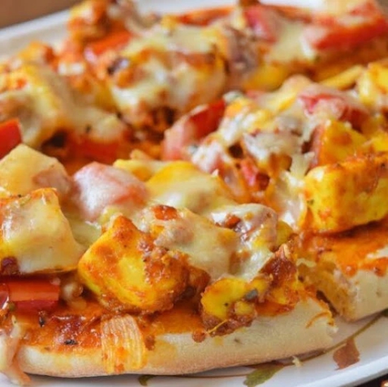 Cheese Tomato And Paneer Pizza