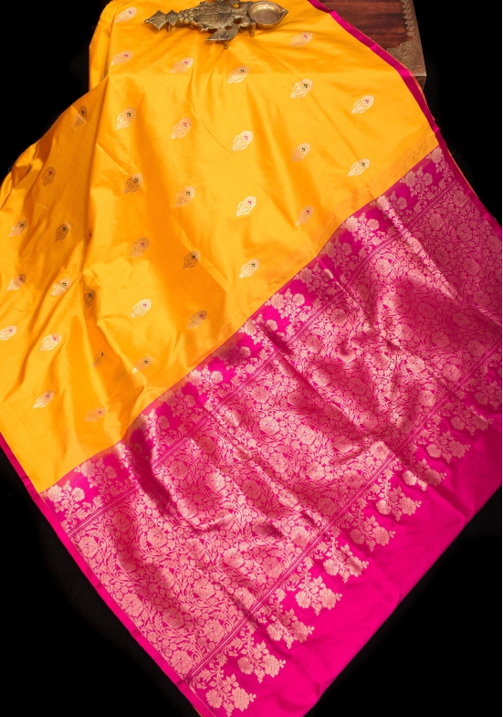 Borderless  Banarasi Katan Silk Saree with Contrasting Meenakari Zari Butta Blouse and Pallu and Contrast Pallu| SILK MARK CERTIFIED