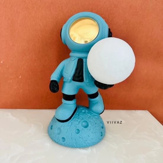 Astronaut Holding Moon-Blue / Polyresin / H: 13 | L: 7.5 | W: 7 (lnch)